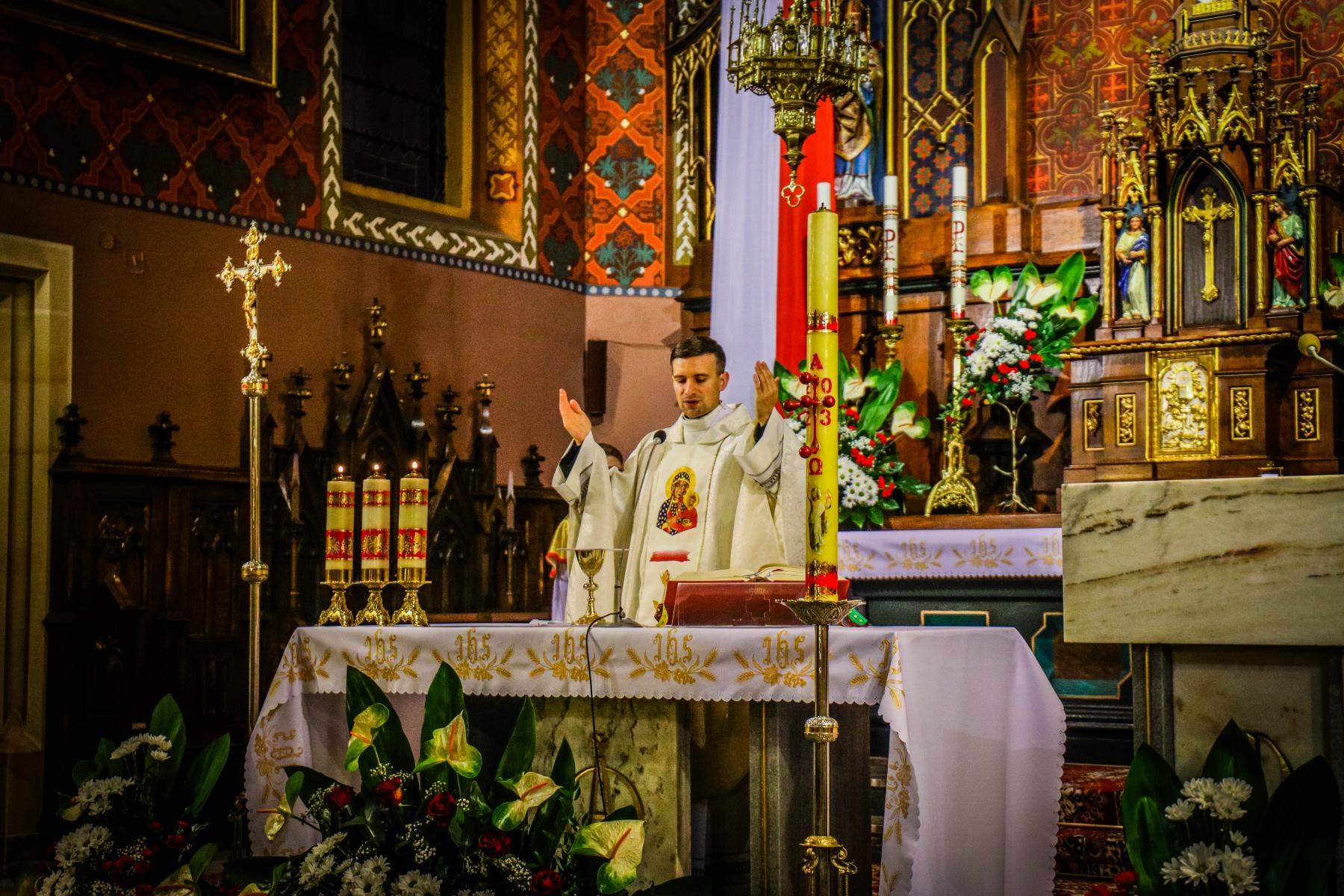 Na zdjęciu znajduje się ksiądz odprawiający Mszę Świętą w kościele w Szczurowej.