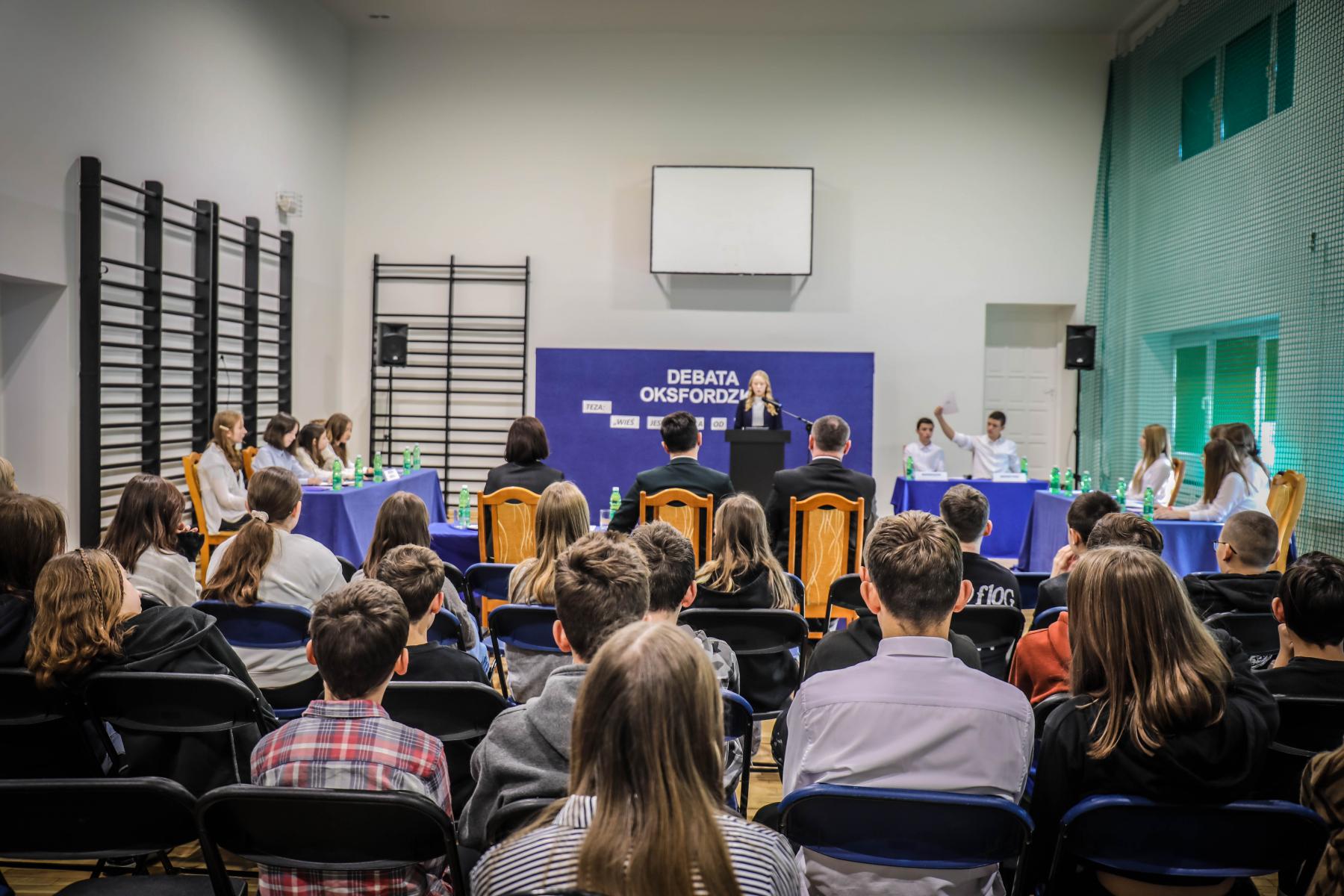 Na zdjęciu znajduje się publiczność oraz uczestnicy debat