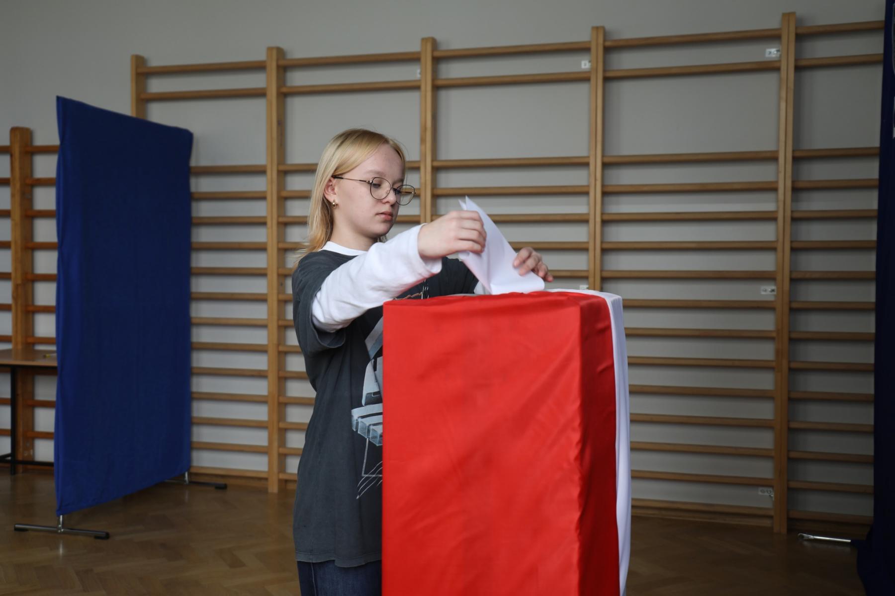 Zdjęcie przedstawia oddającą głos uczennice szkoły w Strzelcach Wielkich 