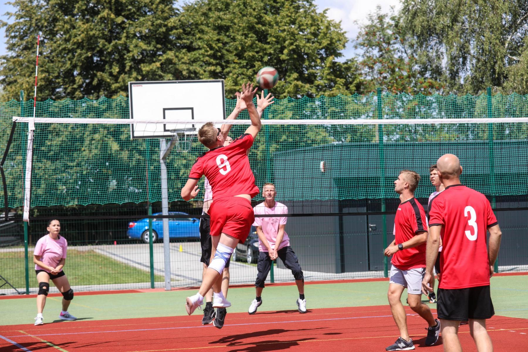 Drużyna FC Strzelce na boisku podczas Turnieju Piłki Siatkowej 