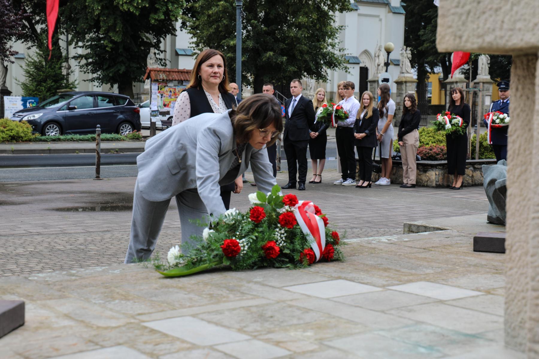 Zastępca Wójta Gminy Szczurowa składająca wiązanke pod pomnikiem