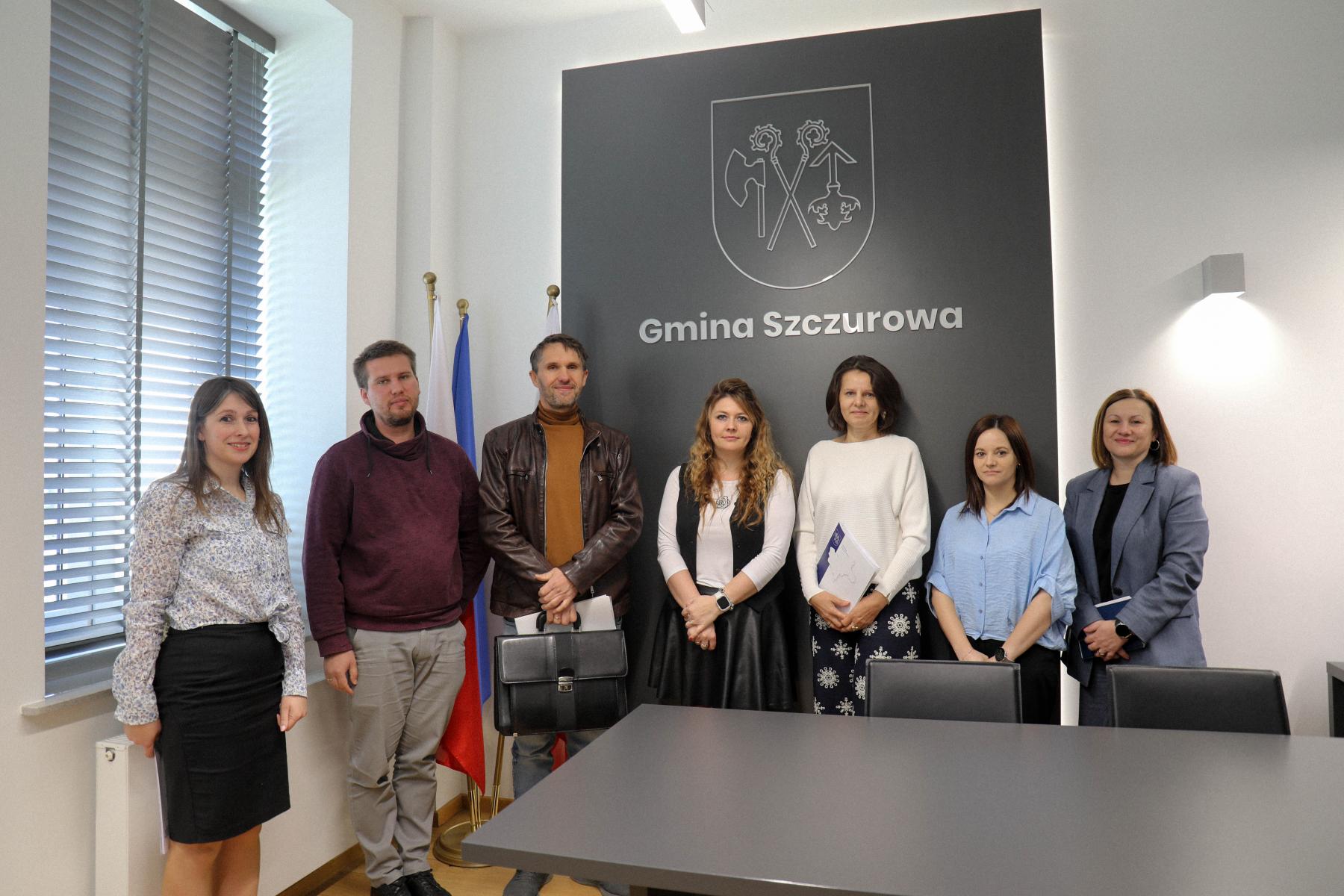 Na zdjęciu znajdują się przedstawiciele gminy szczurowa wraz z wykonawcami inwestycji.