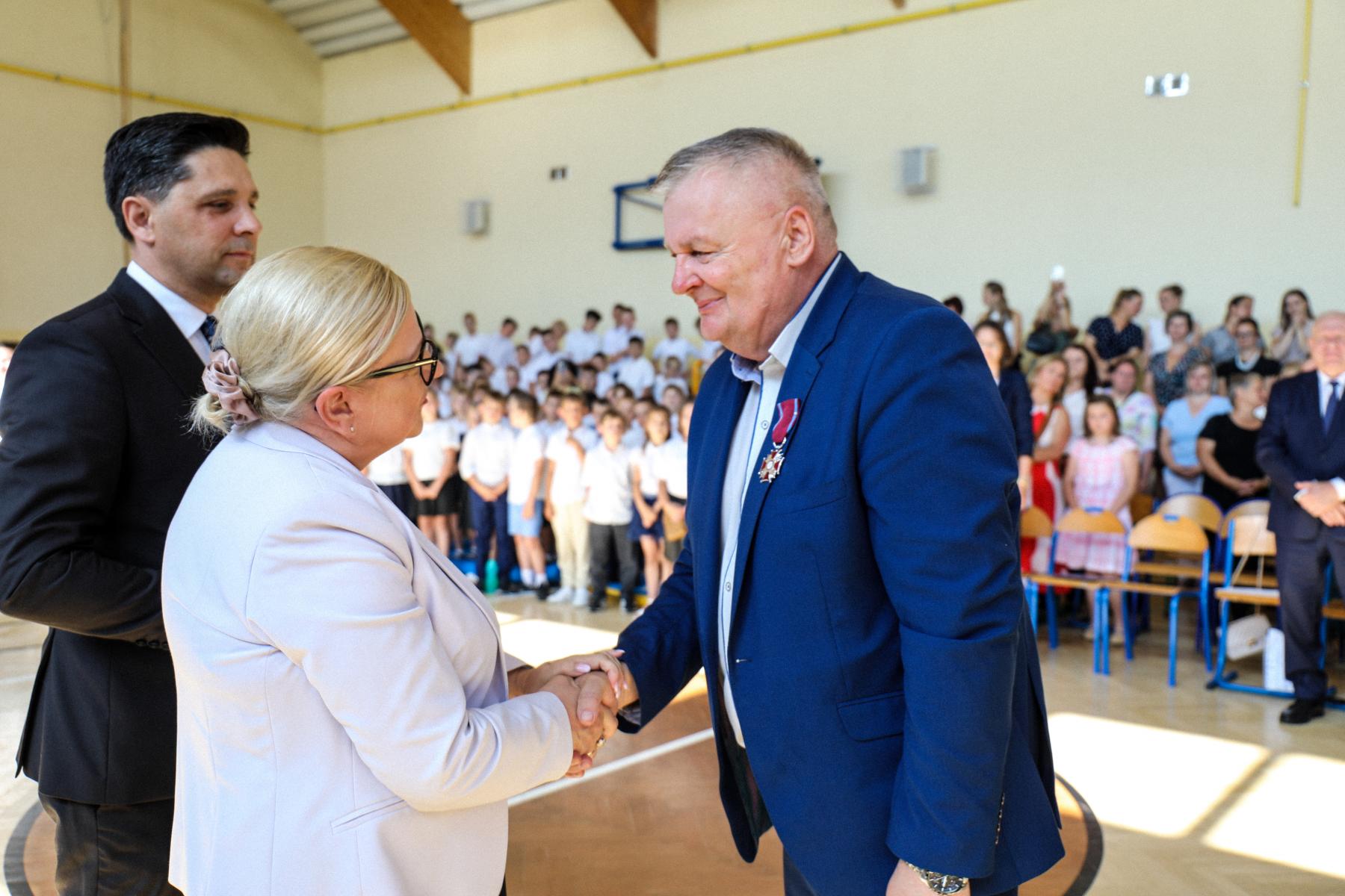 Przekazanie medalu przez doradcę prezydenta rp panią beatę kempę