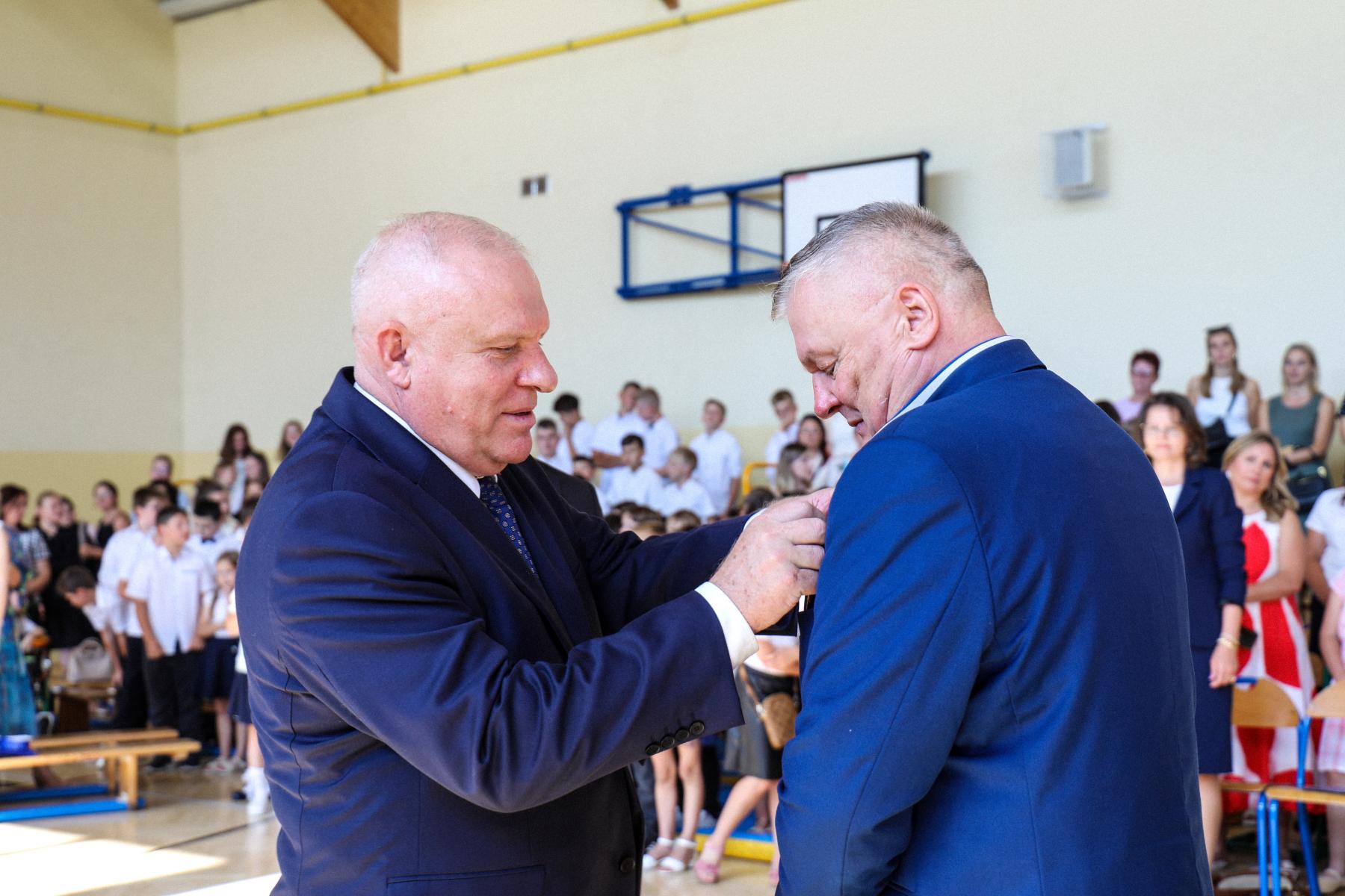 Przekazanie medalu przez wicemarszałka wojew&oacute;dztwa małopolskiego pana ryszarda pagacza 