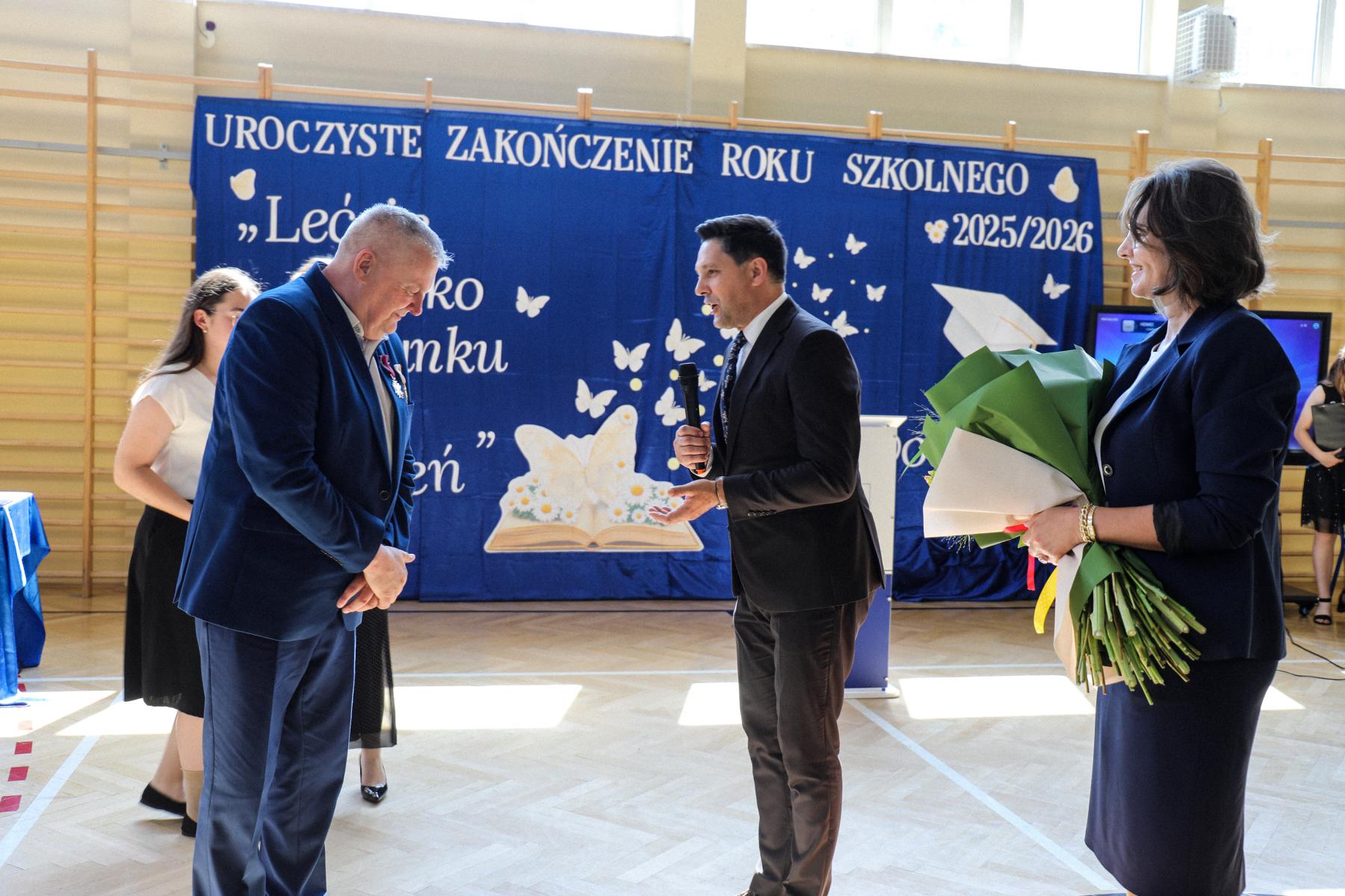 Przekazanie podziękowań przez w&oacute;jta gminy Szczurowa pana Zbigniewa Moskala 