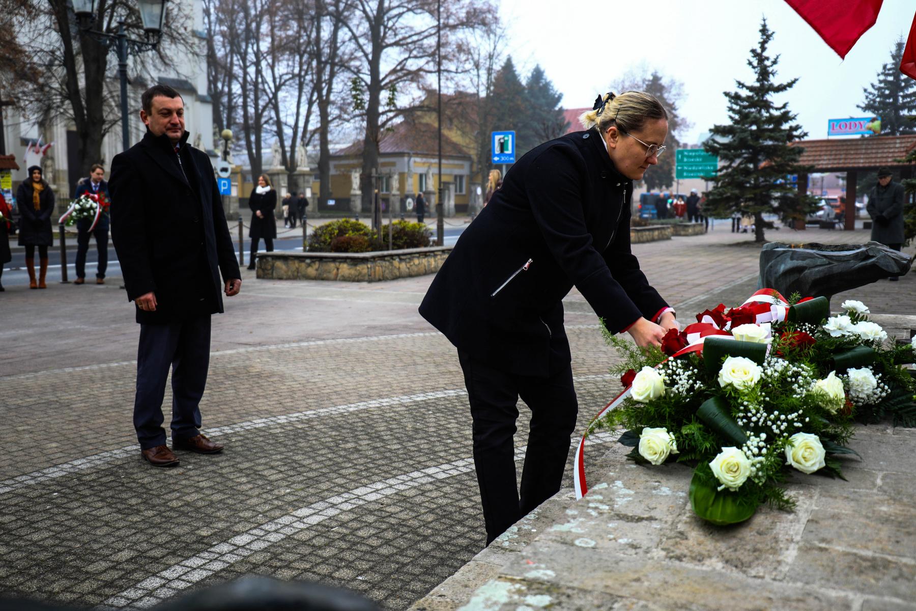 Radni Rady gminy Szczurowa składający kwiaty pod pomnikiem ofiat I i II Wojny Światowej 