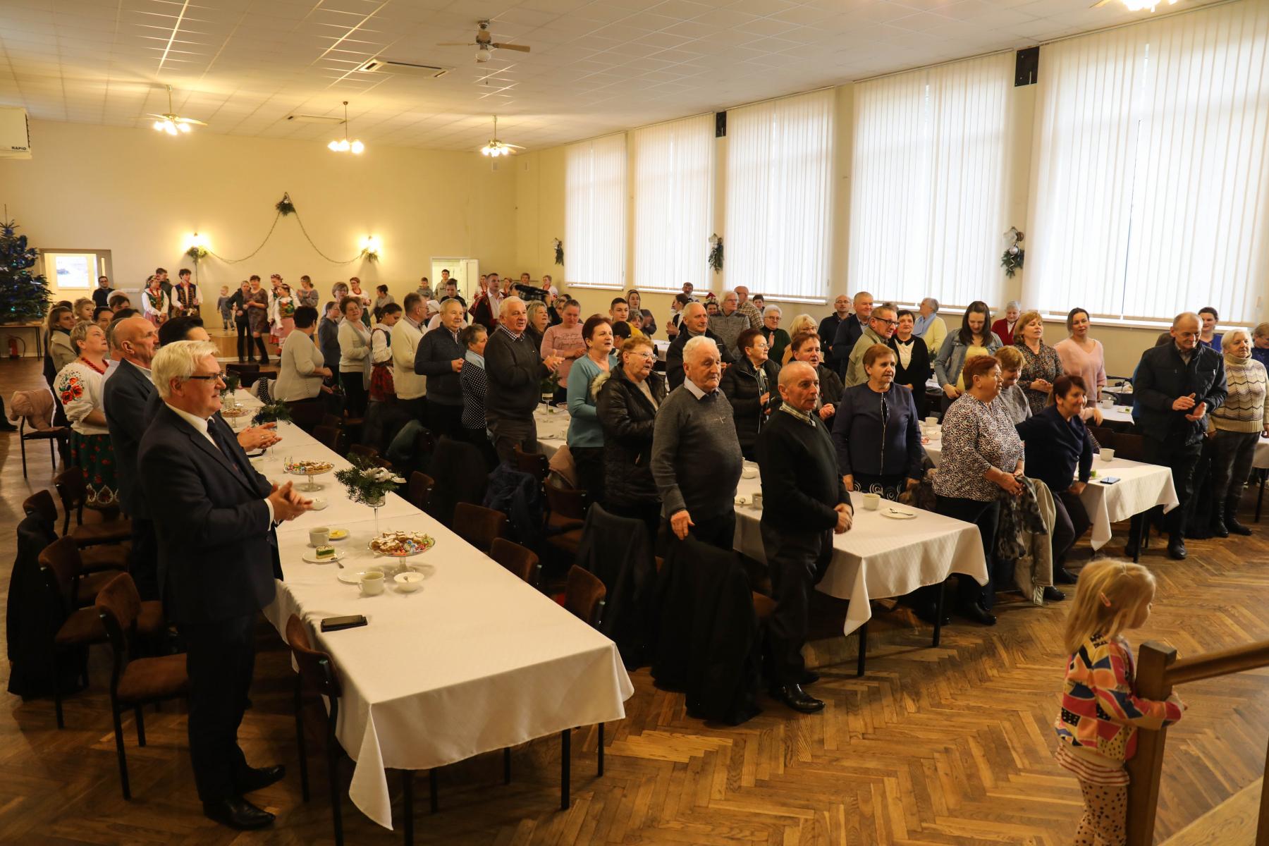 Zdjęcie przedstawia społeczność, która uczestniczyła w dniu babci i dziadka