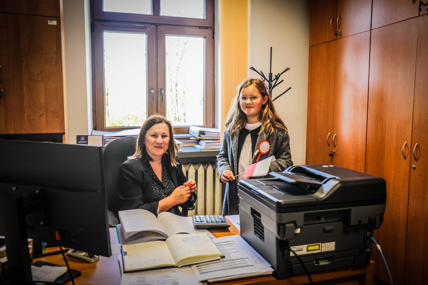 Na zdjęciu znajduję się pani Teresa Sznajder z uczennicą Zespołu Szkół w Szczurowej