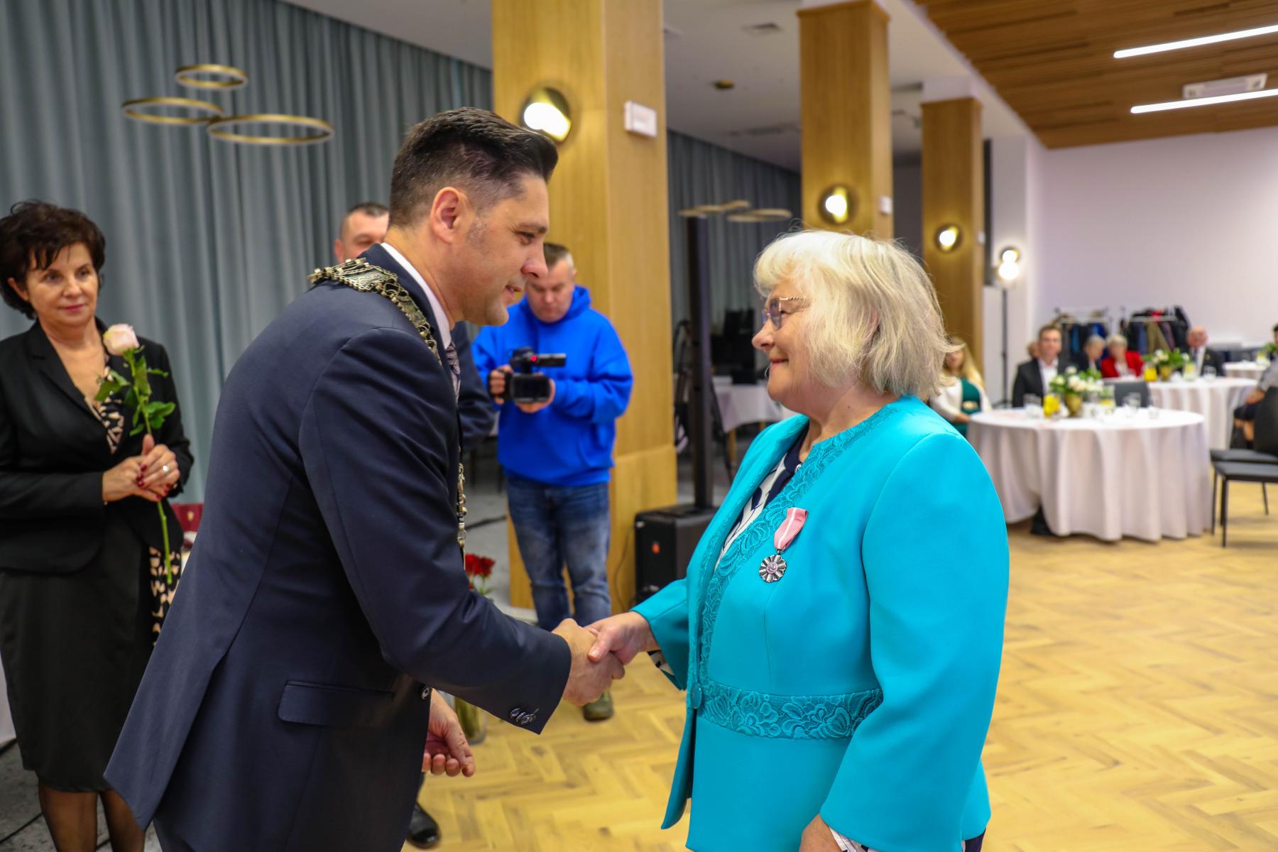 Na zdjeciu wójt gminy Szczurowa składa gratulacje jubilatom